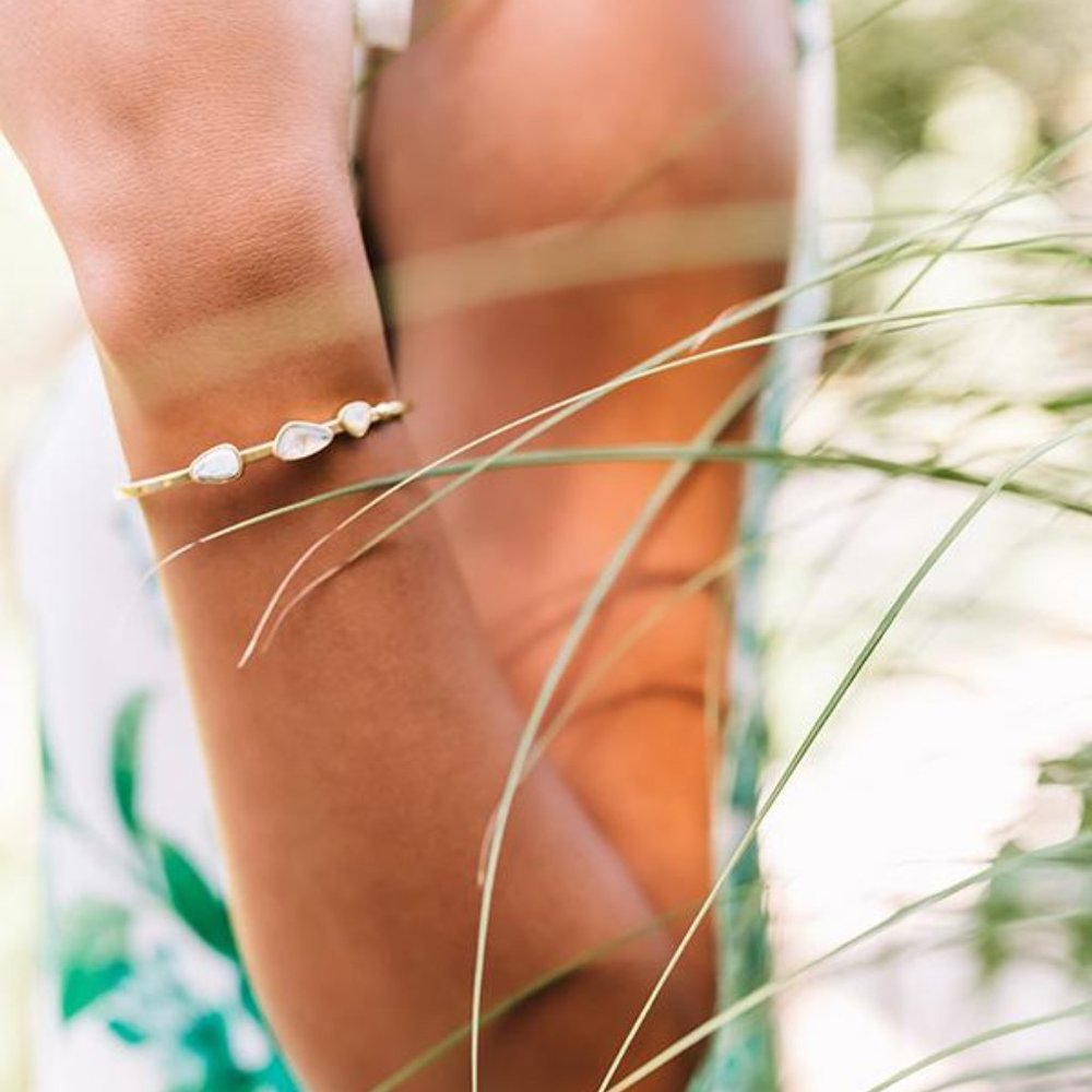 KENDRA SCOTT • Ivy Vintage Gold Cuff Bracelet - Picture 5 of 6